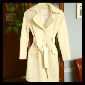 🦄 Ivory-colored coat from Hong Kong